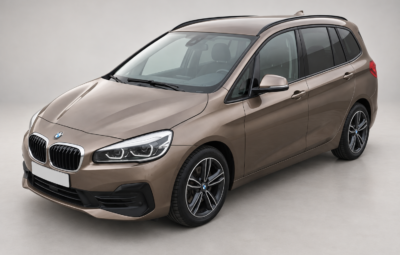 Бежевый BMW Gran Tourer с рейлингами, вид спереди и сбоку.