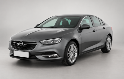 Серый Opel Insignia на светлом фоне, вид спереди и сбоку.