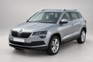 Серебристый кроссовер Škoda Karoq, вид спереди и сбоку.