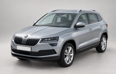 Серебристый кроссовер Škoda Karoq, вид спереди и сбоку.