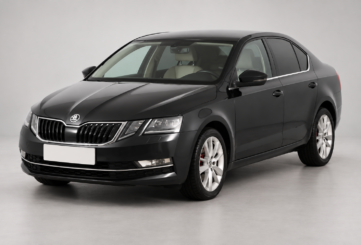 Чёрная Škoda Octavia, вид спереди и сбоку на светлом фоне.