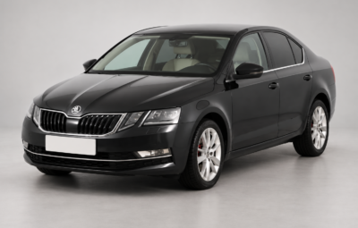 Чёрная Škoda Octavia, вид спереди и сбоку на светлом фоне.