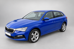 Синий хетчбэк Škoda Scala на светлом фоне.