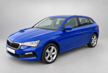 Синий хетчбэк Škoda Scala на светлом фоне.