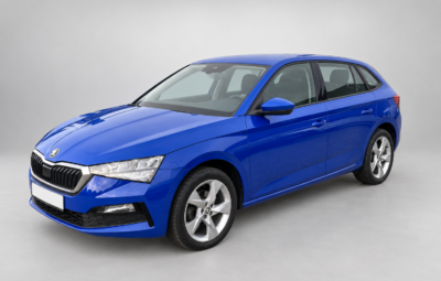 Синий хетчбэк Škoda Scala на светлом фоне.