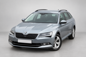 Серебристый универсал Škoda Superb Combi с рейлингами на крыше.