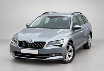 Серебристый универсал Škoda Superb Combi с рейлингами на крыше.