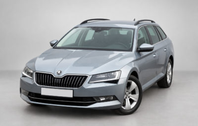 Серебристый универсал Škoda Superb Combi с рейлингами на крыше.