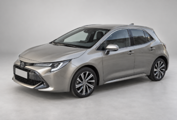 Серебристый хетчбэк Toyota Corolla с тёмной крышей, вид спереди и сбоку.