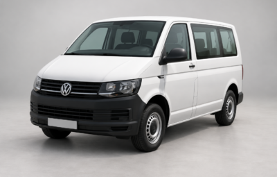 Белый пассажирский Volkswagen Transporter с чёрными бамперами.