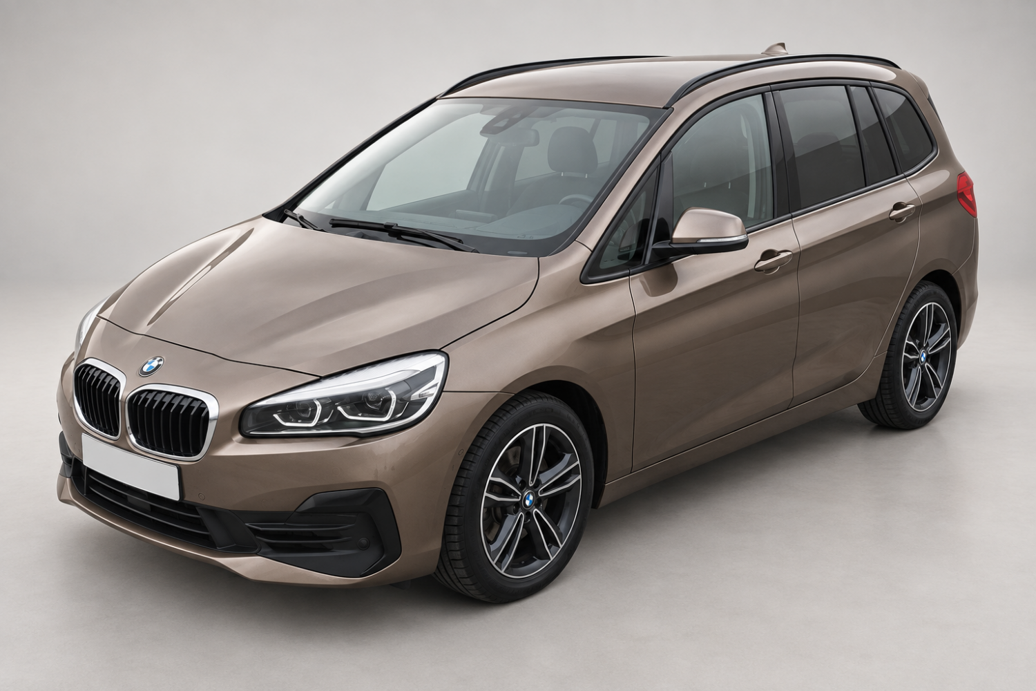 Béžové BMW Gran Tourer zepředu a z boku – pronájem auta v Praze