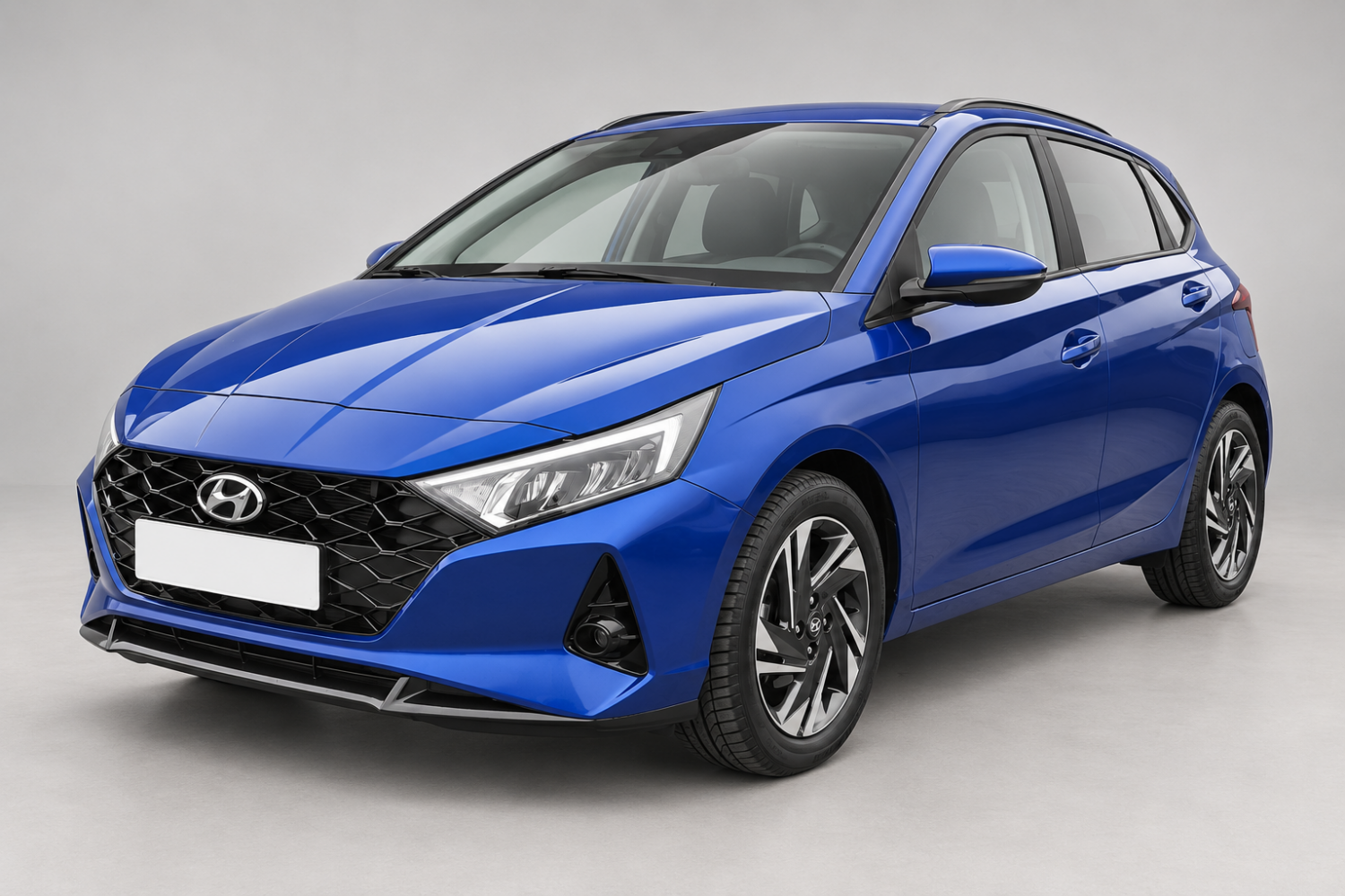 Modrý Hyundai i20 zepředu a z boku – pronájem auta v Praze