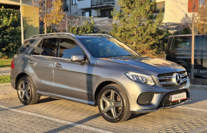 Mercedes-Benz GLE zepředu a z boku na venkovním parkovišti