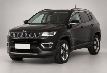 Тёмный Jeep Compass на светлом фоне, вид спереди и сбоку.