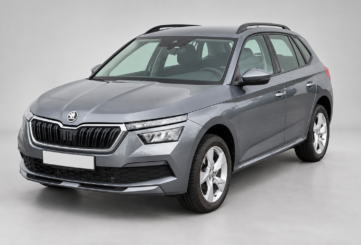 Šedá Škoda Kamiq zepředu a z boku – pronájem auta v Praze