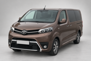 Коричневый пассажирский Toyota Proace, вид спереди и сбоку.