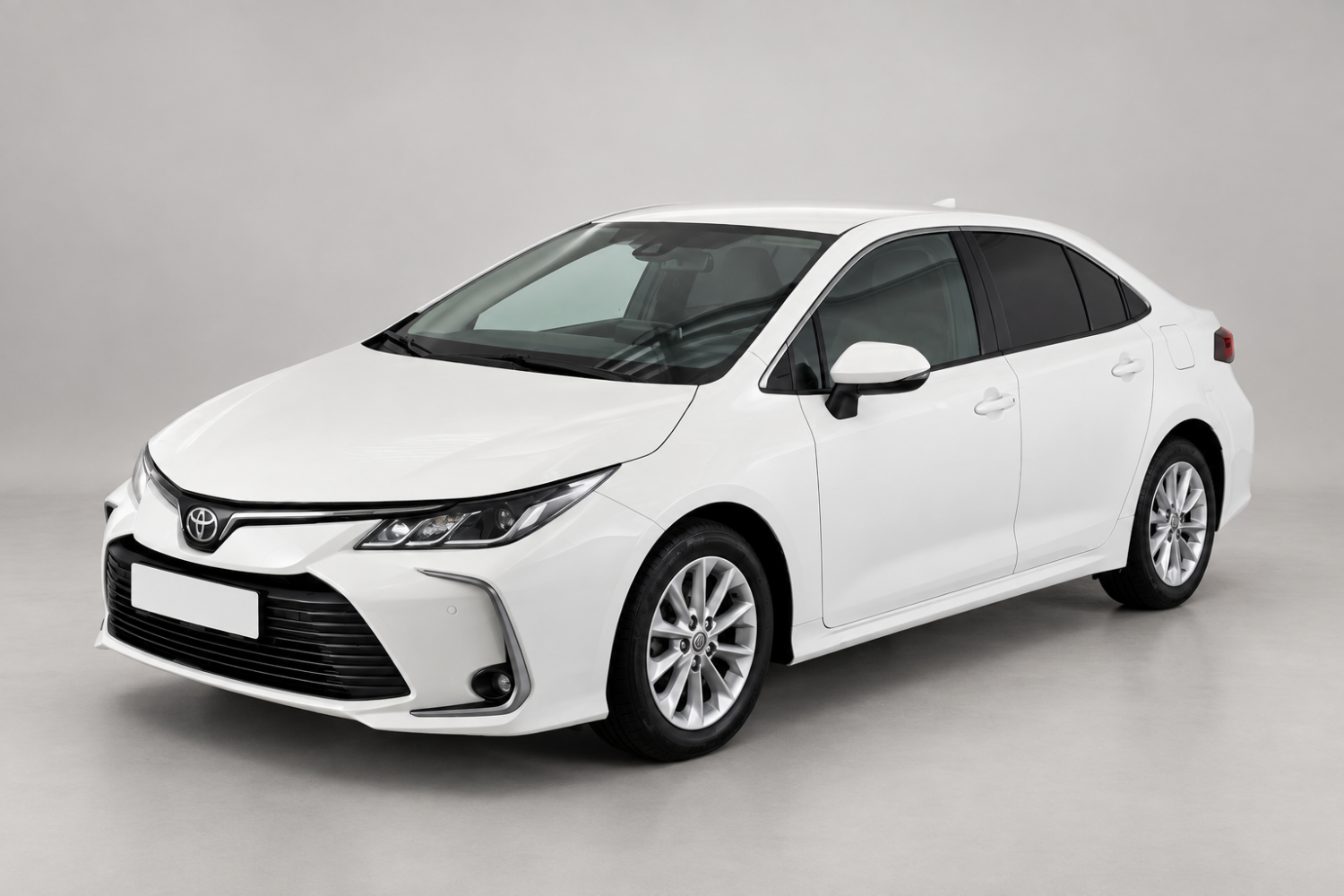 Bílá Toyota Corolla Sedan zepředu a z boku – pronájem auta v Praze