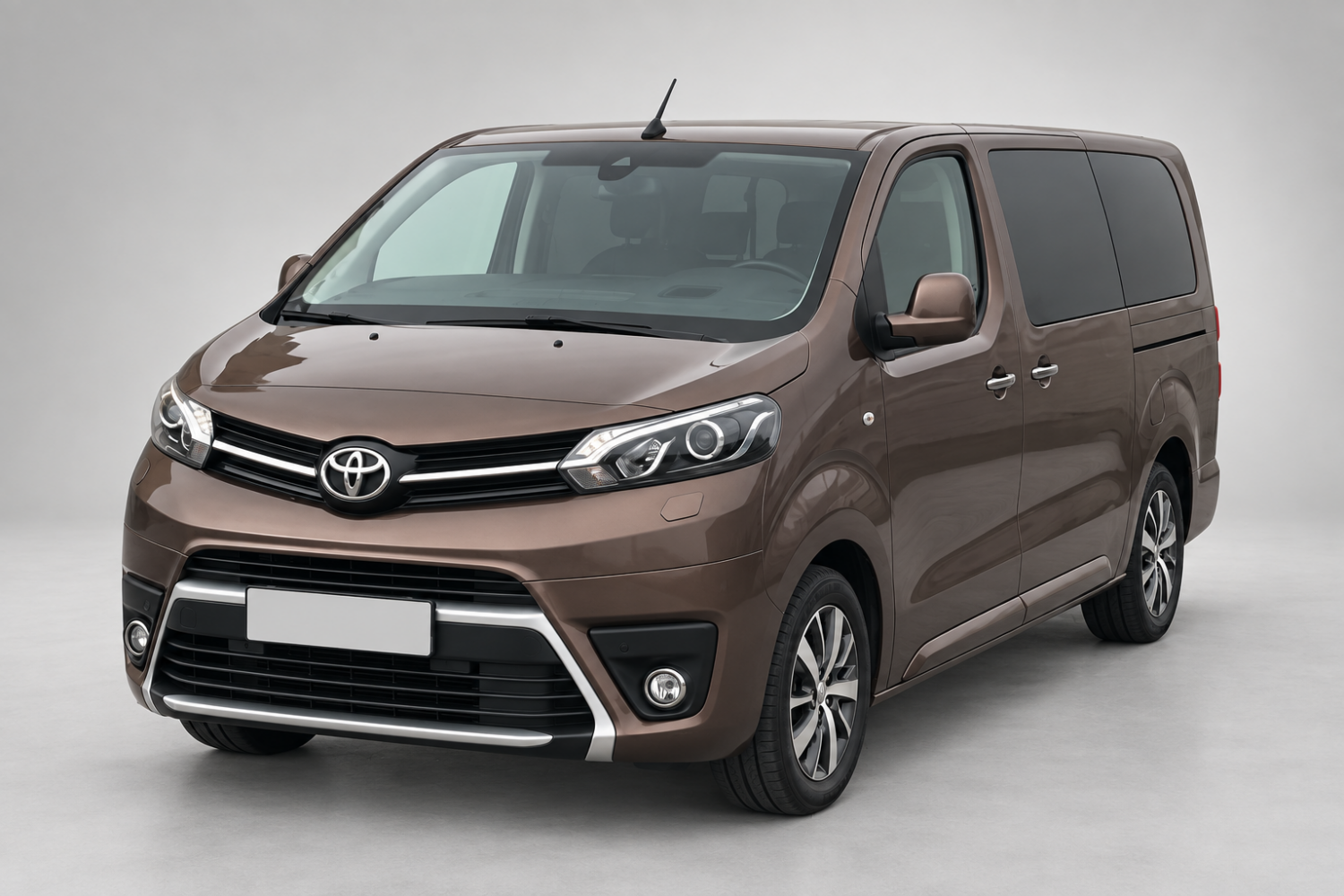 Hnědá Toyota Proace zepředu a z boku – pronájem mikrobusu v Praze