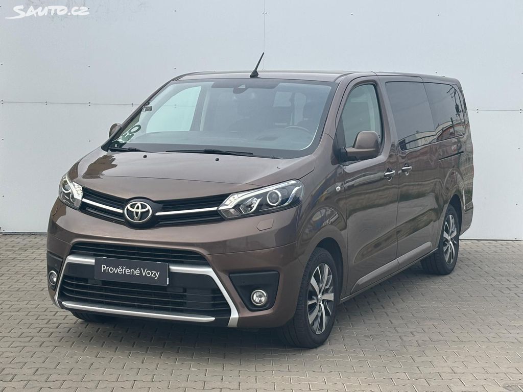 Pronajměňte si minivan Toyata Proace Automatic v Praze, Česká republika