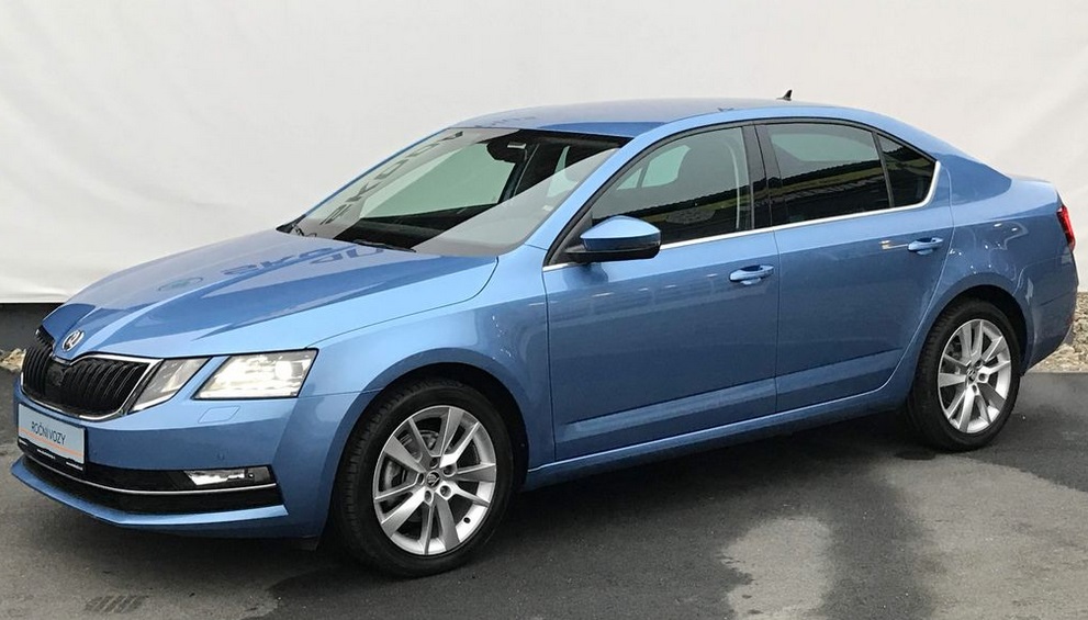 Modrá Škoda Octavia s půjčovnou taxíků v Praze