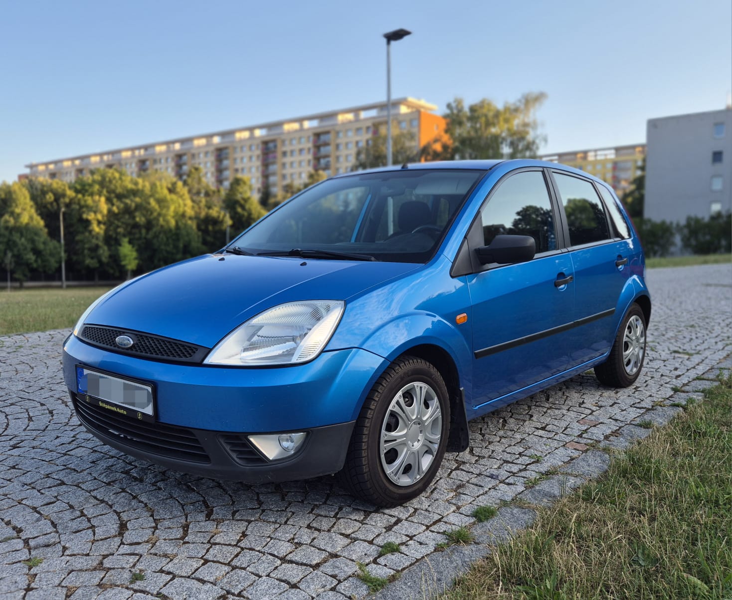 Modrý Ford Fiesta pro pronájem rozvozu v Praze